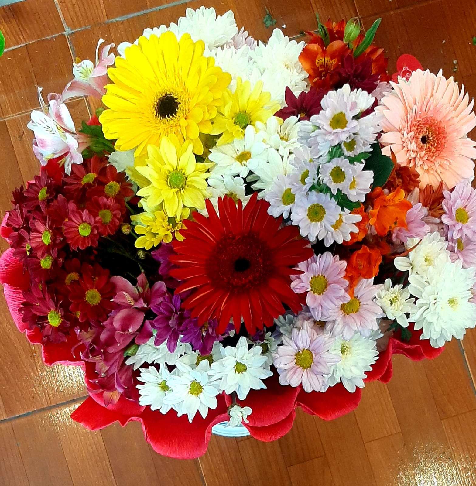 Envio y venta de flores ,rosas, plantas,arreglos florales ,regalos y desayunos a domicilio con delivery gratis en la Ciudad Autonoma de Buenos Aires y con costo de env�o en localidades del Gran Buenos Aires asi como delivery de flores y plantas a trav�s de florerias asociadas en todas las provincias de la Argentina, Buenos Aires, la Pampa, Tucuman, La Rioja, R�o Negro, Entre Rios, Corrientes, Misiones, Neuquen, Chubut, Tierra del Fuego, Santa Cruz, San Luis, Mendoza, Cordoba, Jujuy, Formosa, Santiago del Estero, Salta, Chaco, Catamarca ,San Juan, y ademas realizamos el delivery de flores ,coronas,palmas , plantas y regalos a todas las ciudades de Argentina, Mar del Plata, C�rdoba, Buenos Aires, con cargo en Santa Rosa, La Plata, Bella Vista, Neuquen, Pilar, Paran�, Posadas, Resistencia, Cipolleti y mas de 300 ciudades y localidades en todo el territorio de nuestro pa�s, asi como tambien tenemos la posibilidad de enviar flores a casi todo el mundo en cuestion de horas